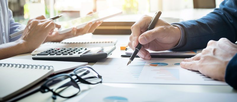 Equipo de asesoría fiscal online en reunión virtual