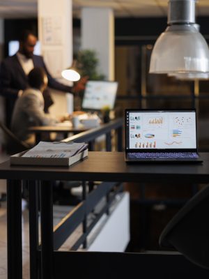 Experta en planificación fiscal revisando documentos para pymes